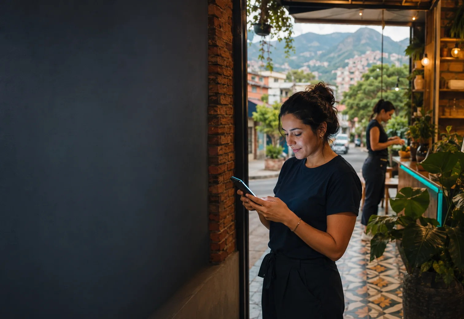 Propietaria de negocio contactando a WebMedellin.co
